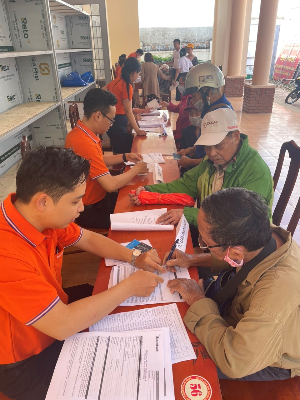Đẩy mạnh thực hiện chi trả không dùng tiền mặt đối với chi trợ cấp ưu đãi người có công với cách mạng và đối tượng bảo trợ xã hội trên địa bàn phường Tân Tiến