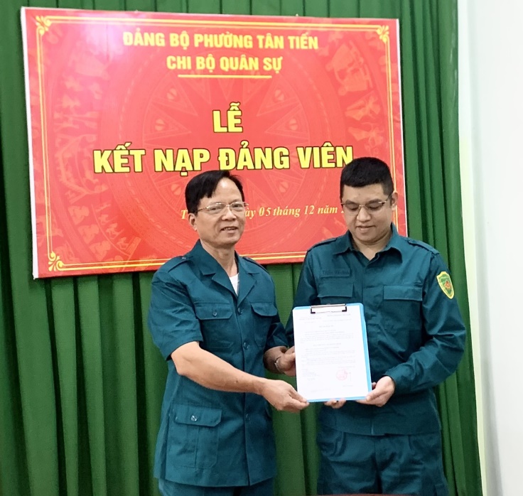 Chi bộ Quân sự phường Tân Tiến tổ chức Lễ kết nạp đảng viên