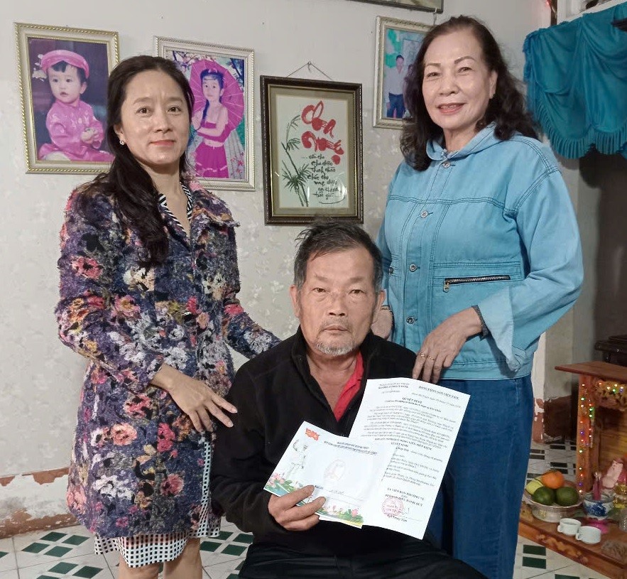 Đảng ủy phường Tân Tiến trao tiền hỗ trợ cho đảng viên có hoàn cảnh thực sự khó khăn