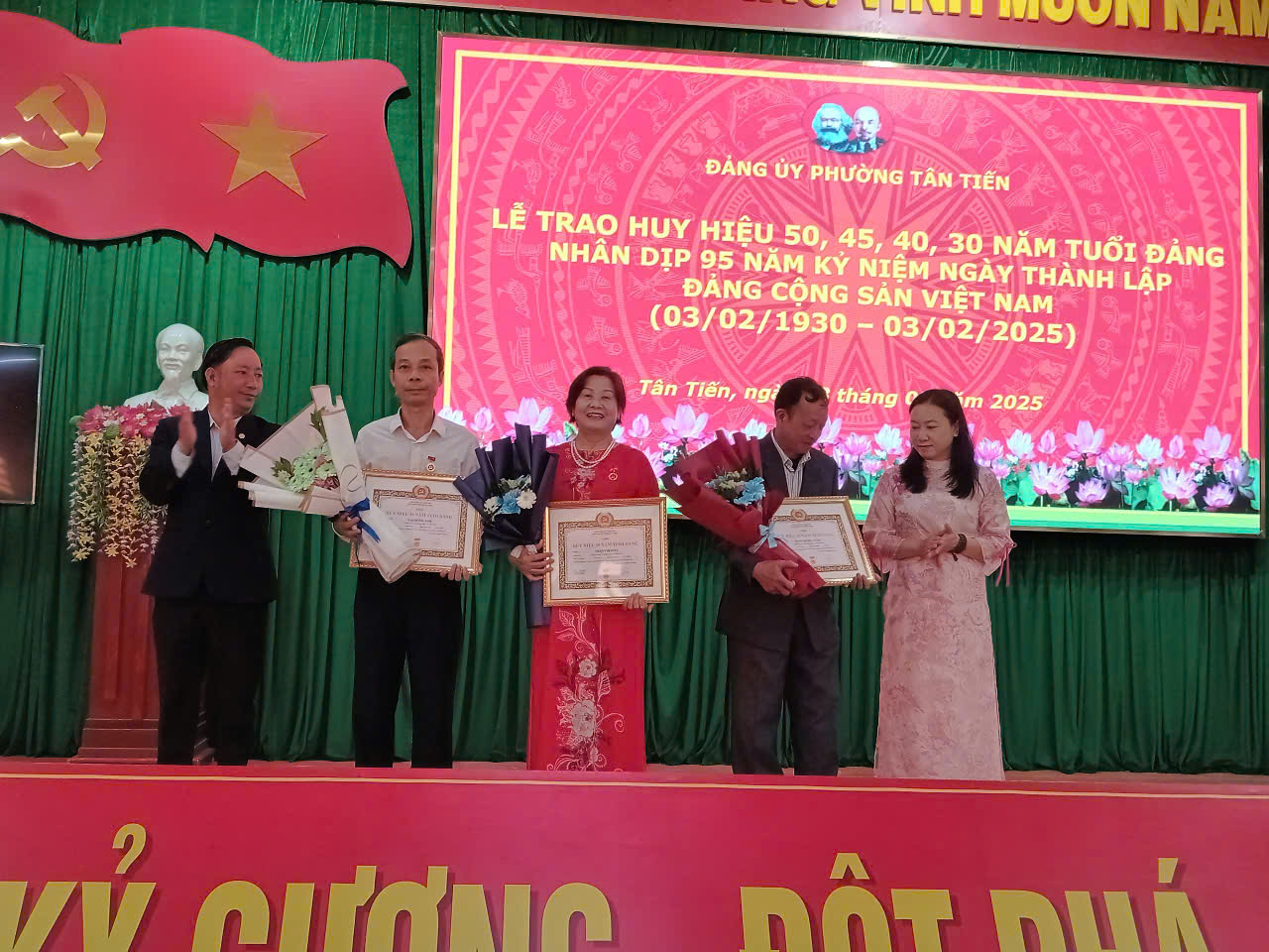 Lễ trao tặng Huy hiệu Đảng đợt 03/02/2025 và Tọa đàm kỷ niệm 95 năm ngày thành lập Đảng Cộng sản Việt Nam (03/02/1930-03/02/2025)