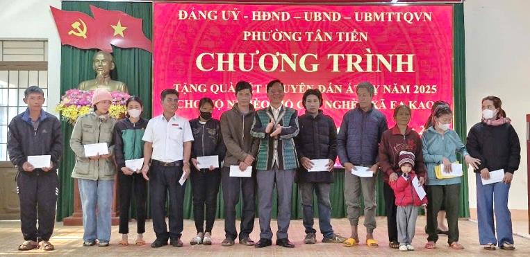 Đảng ủy – HĐND – UBND - UBMTTQVN phường Tân Tiến thăm tặng quà các gia đình chính sách, gia đình có công và những gia đình có hoàn cảnh khó khăn, đơn vị kết nghĩa nhân dịp Tết Nguyên đán Ất Tỵ năm 2025