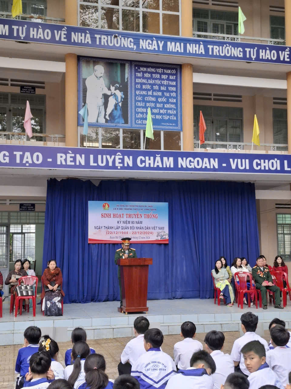 Giáo dục truyền thống cho các em học sinh về truyền thống 80 năm ngày thành lập Quân đội nhân dân Việt Nam (22/12/1944-22/12/2024) và kỷ niệm 35 năm ngày Hội Quốc phòng toàn dân ( 22/12/1989-22/12/2024)